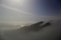 夜の霧が流れ込む阿蘇の谷。満月に照らされて。