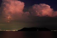 能古島上空の入道雲は雷雲に。